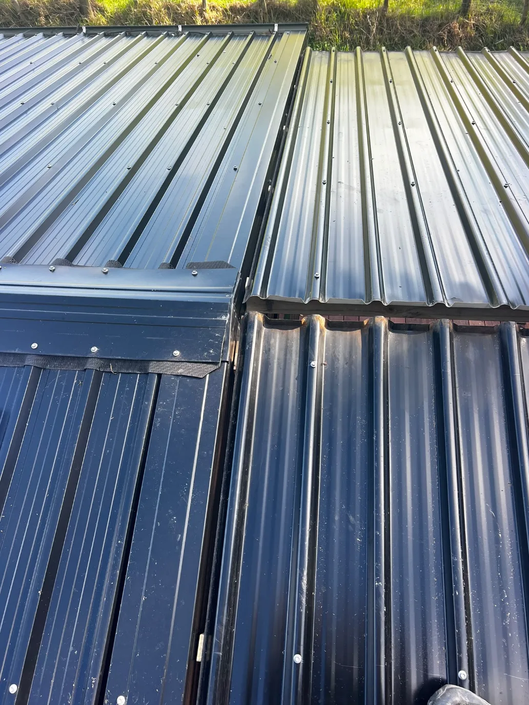 Detailed junction between long-run steel roofing sections